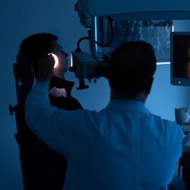 Situation beim Untersuchen des Innenohrs: Dr. Lübben und Patient