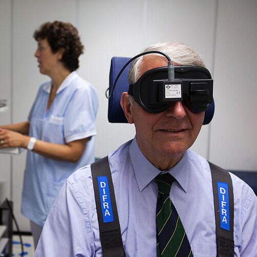 Mann mit Praxishelferin bei der Schwindeldiagnostik