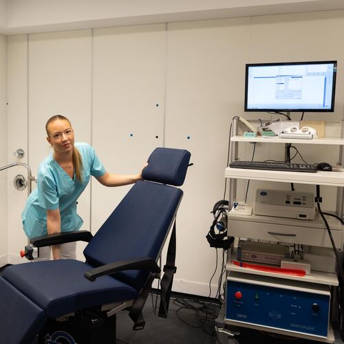 Innenansicht Behandlungszimmer HNO-Facharzt Dr. med. Björn Lübben mit Praxishelferin