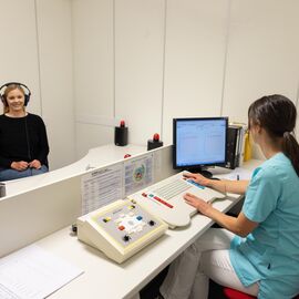 Situation beim Hörtest: Patientin und Praxishelferin